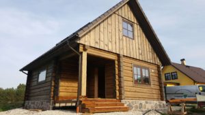 Hirsisauna auringonpaisteessa. margus@kasinveistetythirsitalot.eu +372 511 6172