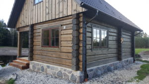 Hirsisauna lammen rannalla Suomessa. margus@kasinveistetythirsitalot.eu +372 511 6172