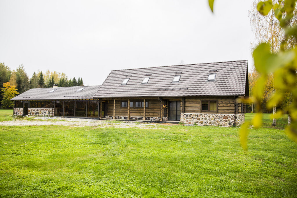 Hirsitalo ja sauna Savastvere