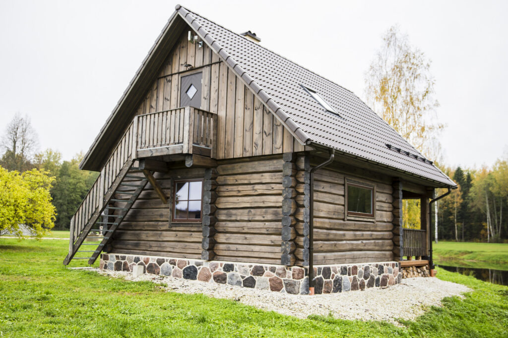 Hirsitalo ja sauna Savastvere
