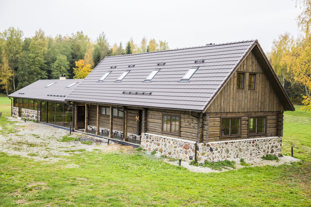Hirsitalo ja sauna Savastvere