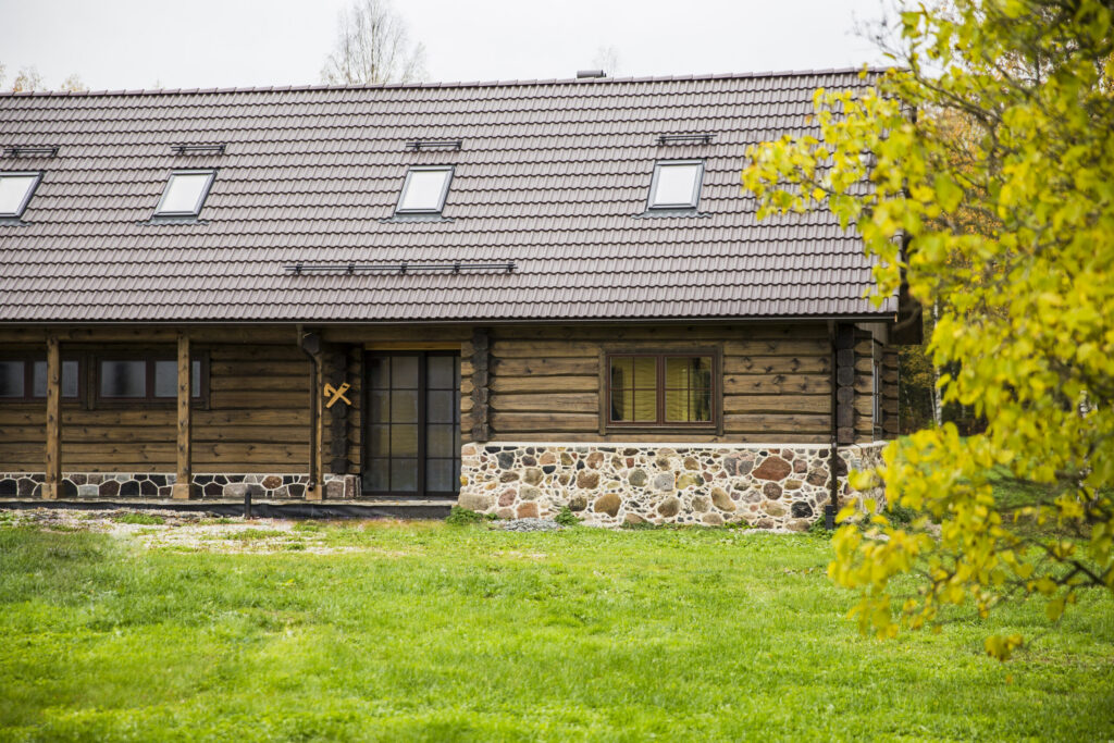 Hirsitalo ja sauna Savastvere