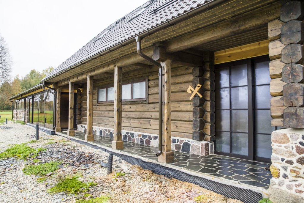 Hirsitalo ja sauna Savastvere