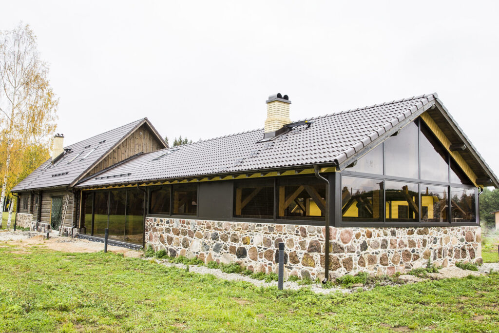 Hirsitalo ja sauna Savastvere